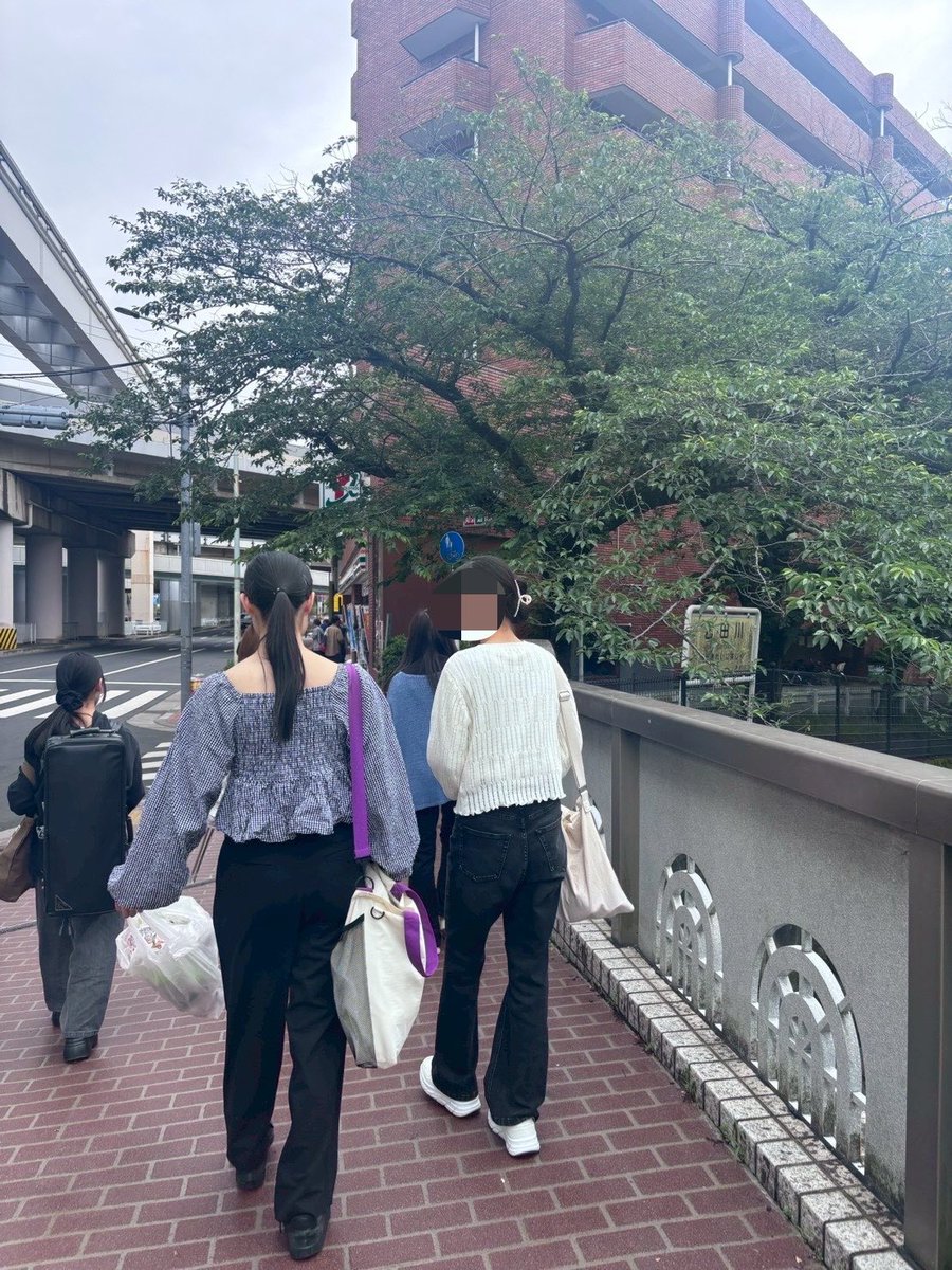 Hituzigumo100's tweet photo. 5月23日(土)【多摩センターゴミ拾い】
5月のゴミ拾い係の活動として、多摩センター駅付近でゴミ拾いを行いました。学部や学年を問わず多様なメンバーで、交流を深めながら活動を行いました🤝✨

本日参加してくださった皆さん、ありがとうございました👍 https://t.co/uykExmvdft