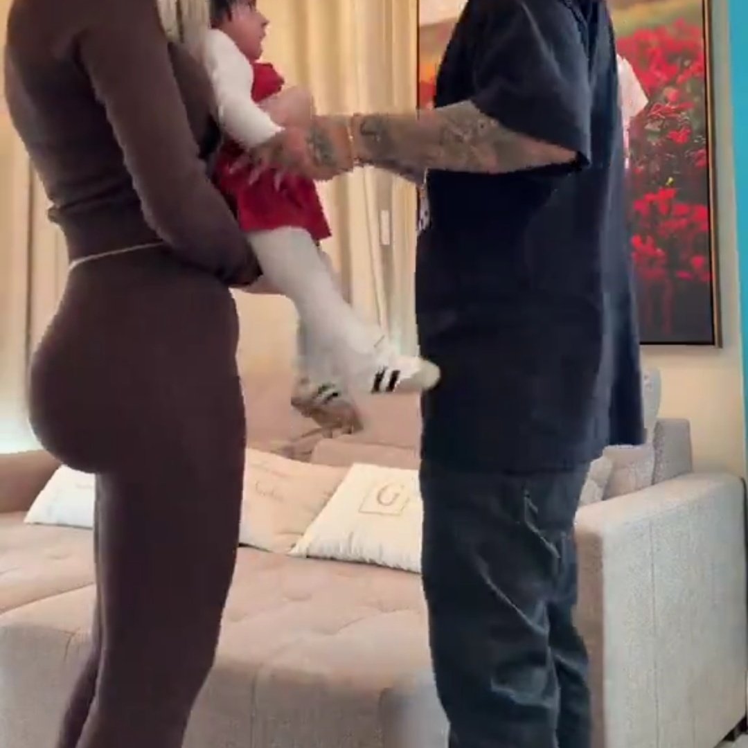 arwenseas's tweet photo. a bunda falsa sem o posterior de coxa desenvolvido pra acompanhar é algo que me pega mto desde a primeira vez que reparei na kim k https://t.co/OVAmf9OxSH