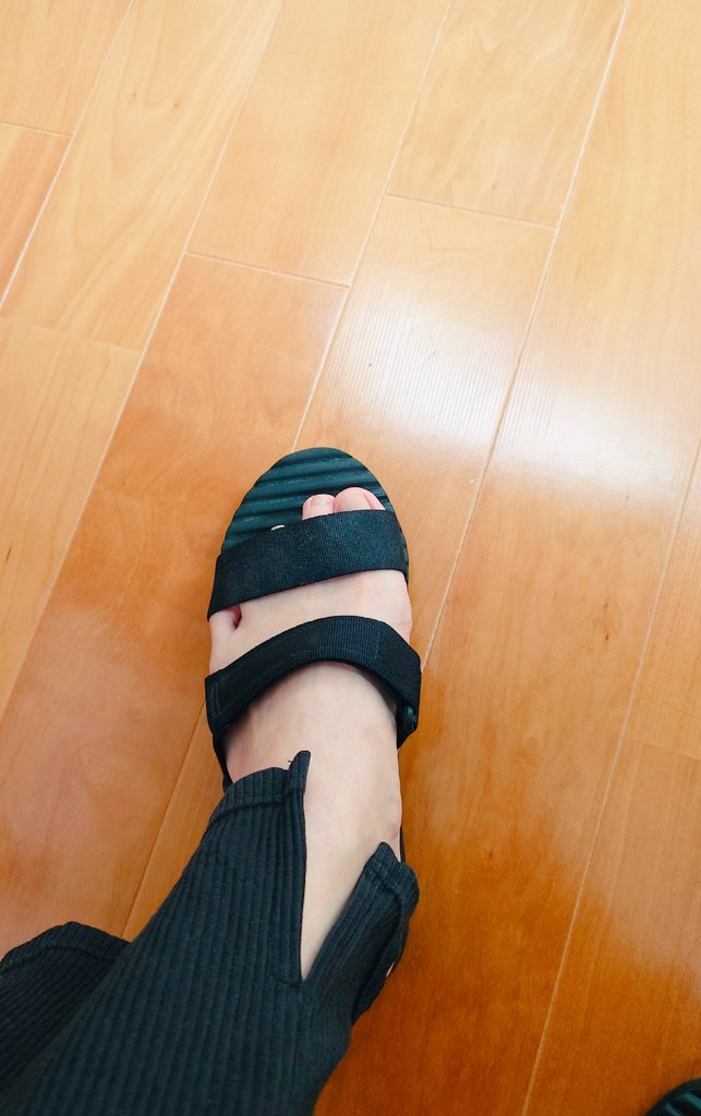 mimumoo4's tweet photo. 室内履壊れて
自分予備在庫交換した…
 #無印良品
 #スポンジサンダル
こういう
ふわふわした履物
まだ販売しているのだろうか？
あったら買いたい🙄🤍
っていうか
また作って欲しい🙏🙏🙏💛

👣⸒⸒🤣 https://t.co/t7NHfeoF9E