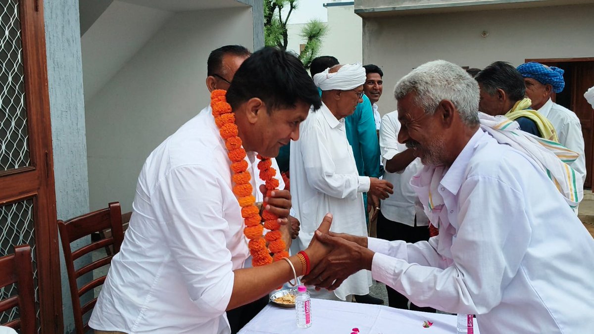 ramlalsharmabjp's tweet photo. 🛣️ विकास और प्रगति की ओर बढ़ते कदम! 🛣️

​आज ग्राम पंचायत जैतपुरा में जयपुर विकास प्राधिकरण द्वारा मुख्य गाँव से ठेरक्या की ढाणी होते हुए चिमनपुरा तक नवनिर्मित सड़क के लोकार्पण पर ग्रामवासियों द्वारा आयोजित भव्य 'अभिनंदन समारोह' में सम्मिलित होकर उपस्थित जनसमूह को संबोधित किया।

​ग्रामीण क्षेत्रों में सड़कों का यह सुदृढ़ीकरण न केवल आवागमन को सुगम बनाएगा, बल्कि क्षेत्र के विकास को भी नई रफ्तार देगा।

​ग्रामवासियों द्वारा मिले इस अपार स्नेह, आत्मीय स्वागत और सम्मान के लिए मैं आप सभी का सहृदय आभार एवं हार्दिक धन्यवाद व्यक्त करता हूँ। आपका यही प्यार और विश्वास मुझे क्षेत्र की सेवा के लिए निरंतर ऊर्जा देता है।

#विधानसभाक्षेत्रचौमूं #मेरी_सरकार_सबसे_अच्छी_सरकार
@BJP4Rajasthan @BhajanlalBjp @RajCMO