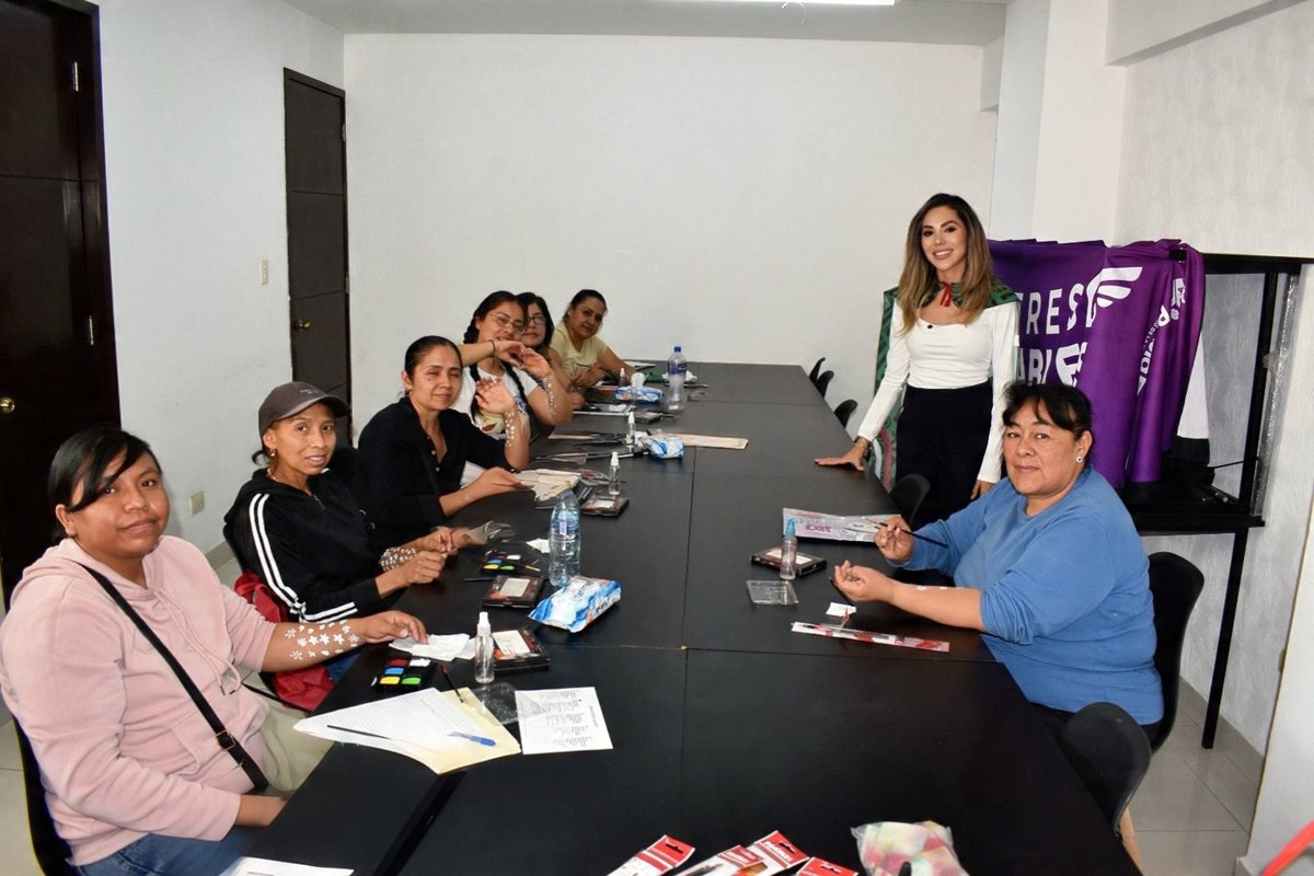 ZairaGlez6's tweet photo. Que gusto verlas tan participativas en el taller de pintacaritas, aprendiendo una nueva habilidad que puede convertirse en una herramienta para emprender, generar ingresos y fortalecer su autonomía. ✨

Gracias al compromiso y liderazgo de nuestro Presidente Municipal, @pepechedrauimx , seguimos impulsando espacios de capacitación que brindan más herramientas para que las mujeres desarrollen su talento y construyan un mejor futuro.