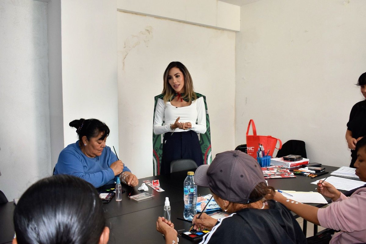 ZairaGlez6's tweet photo. Que gusto verlas tan participativas en el taller de pintacaritas, aprendiendo una nueva habilidad que puede convertirse en una herramienta para emprender, generar ingresos y fortalecer su autonomía. ✨

Gracias al compromiso y liderazgo de nuestro Presidente Municipal, @pepechedrauimx , seguimos impulsando espacios de capacitación que brindan más herramientas para que las mujeres desarrollen su talento y construyan un mejor futuro.