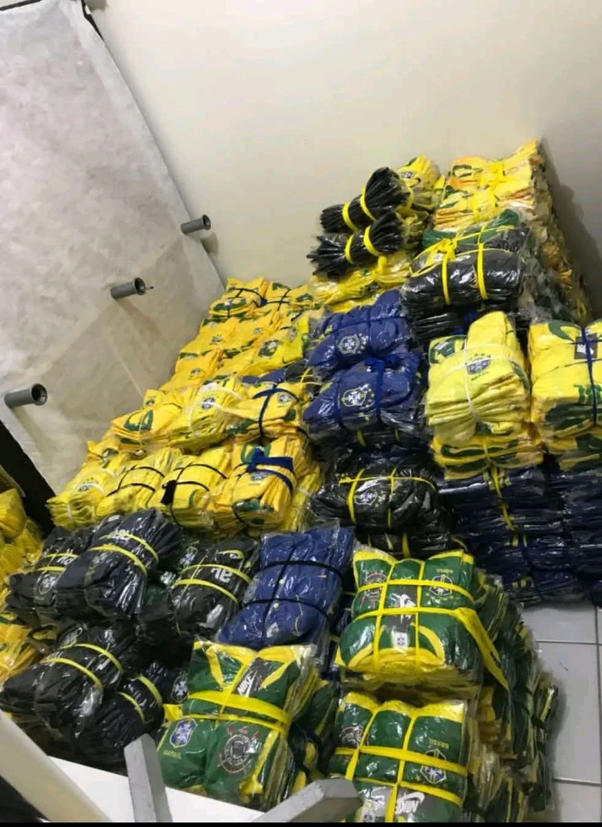 h3reallnight's tweet photo. Se arrependimento matasse, eu já estaria morta. Peguei todo o dinheiro que tinha guardado e comprei um monte de camisetas do Brasil. Agora o Brasil não vai ser hexa... 

O que eu faço com essas camisetas? Me deem uma luz, pessoal. https://t.co/7nk2GxFP1m