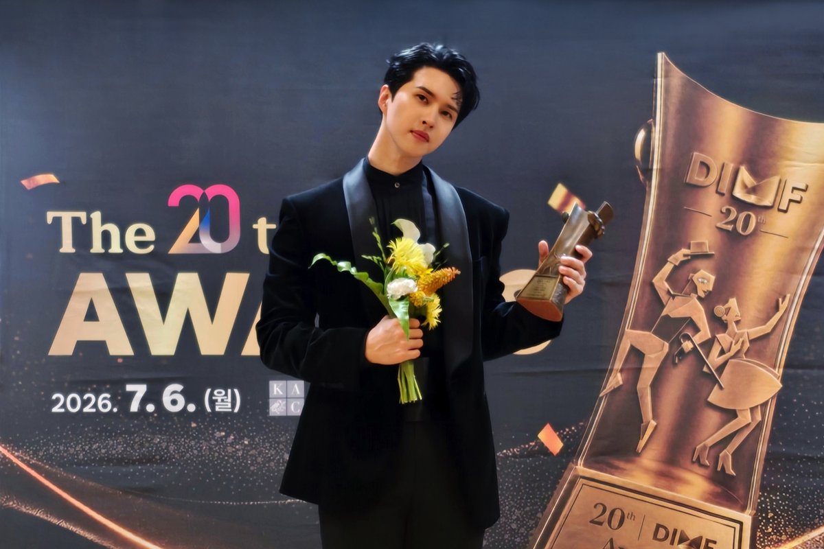 S27M_official's tweet photo. 🏆The 20th DIMF AWARDS🏆
'올해의 스타상' #이재환 , 수상을 축하합니다🎊

@jaehwany0406 
#이재환 #LeeJaeHwan #켄 #KEN
#S27M #에스이십칠엠 https://t.co/hwKQ2ZvnkE