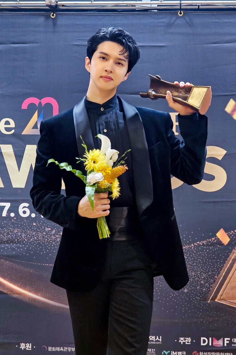 S27M_official's tweet photo. 🏆The 20th DIMF AWARDS🏆
'올해의 스타상' #이재환 , 수상을 축하합니다🎊

@jaehwany0406 
#이재환 #LeeJaeHwan #켄 #KEN
#S27M #에스이십칠엠 https://t.co/hwKQ2ZvnkE
