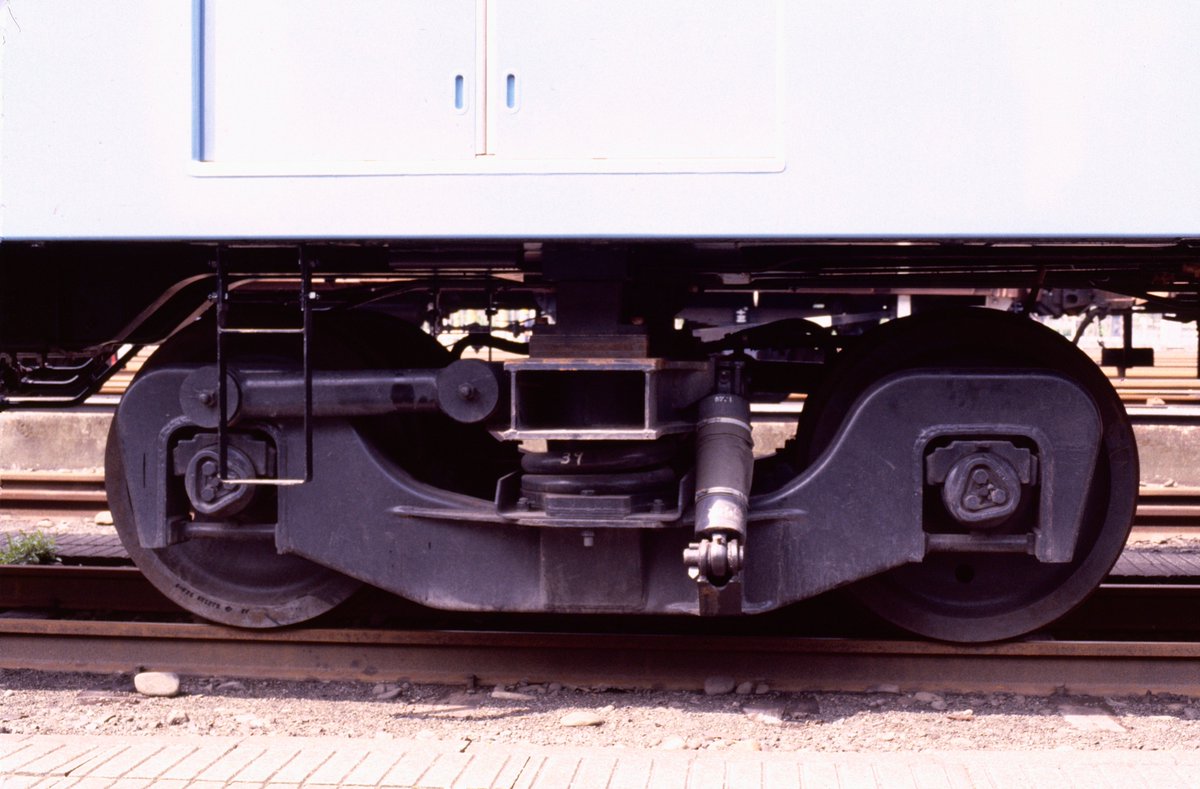 fwhk5501's tweet photo. 【回想】新鶴見操車場

1983年４月18日、新鶴見操車場で一時留置中の国鉄201系「サハ201-83」構体甲種輸送。［岡本（川重宇都宮）→兵庫（川重兵庫）］

「サハ201-83」は、東海道・山陽緩行線向けとして1983年８月19日に製造され、明石電車区へ新製配置。 https://t.co/UVGl4HqCZK