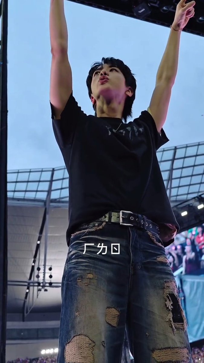 echohappyjin's tweet photo. London D1 
이런 각도에 저런 얼굴이 나올수 있다니..
사람인지 신 인지 인형인지..🫢🩷
너무 가까워 쓰러지것음

UK SHOUTS FOR JIN
#방탄소년단진 #진 #JIN #BTSJIN https://t.co/HAeUOP8aA8