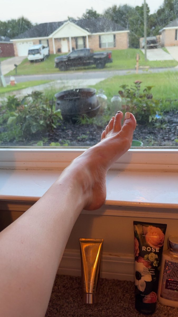 playfulscarlet's tweet photo. Can I get some attention please, I need a daily buyer thank you ❤️ no scams!!! #fyp  #viral  #content  #feetfetısh  #feet https://t.co/42jCSELfH0