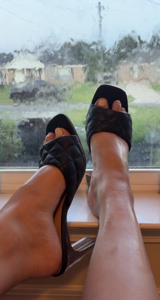 playfulscarlet's tweet photo. Can I get some attention please, I need a daily buyer thank you ❤️ no scams!!! #fyp  #viral  #content  #feetfetısh  #feet https://t.co/42jCSELfH0