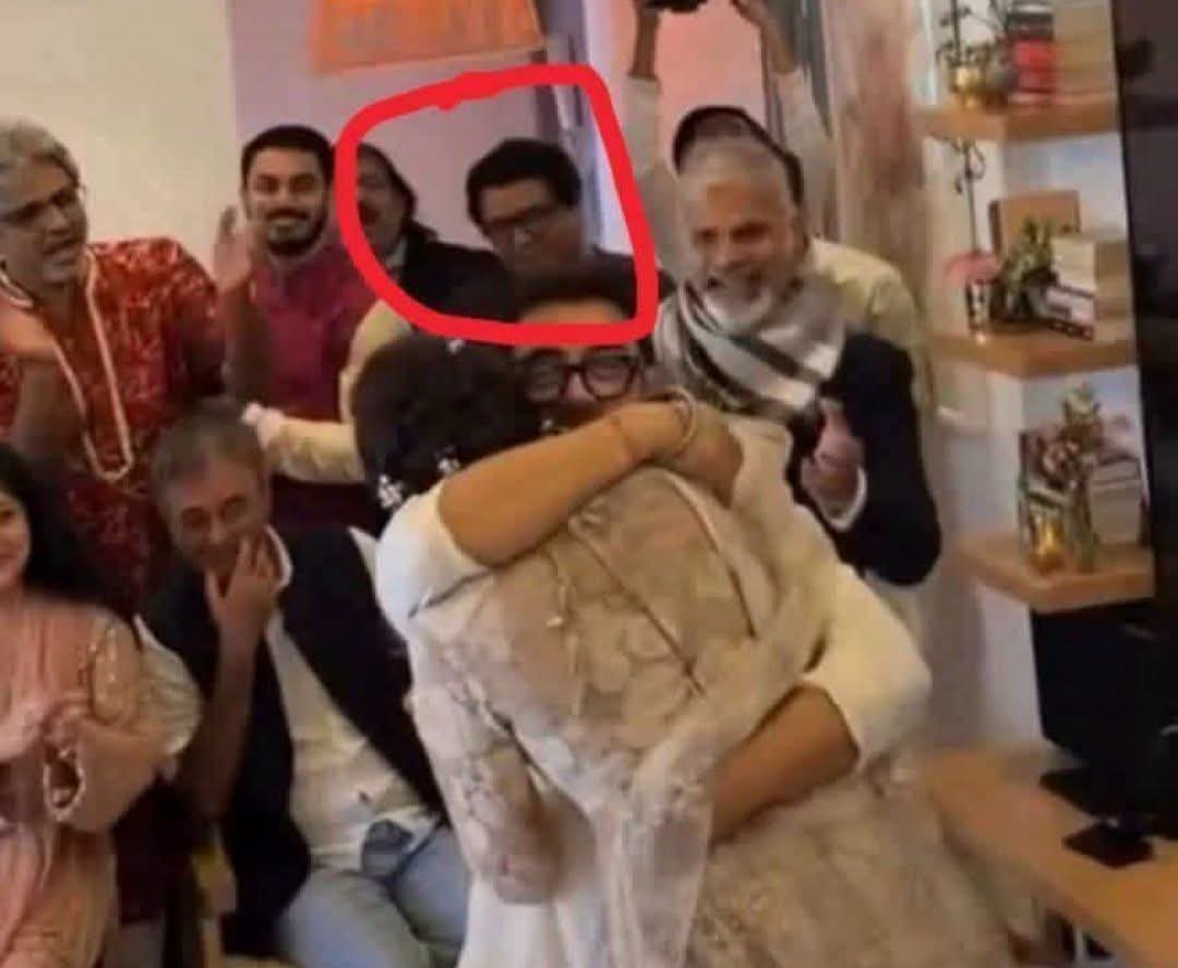 ArunKosli's tweet photo. पीछे जो शख्स नजर आ रहा है जानते हो इसे इसका नाम है राज ठाकरे महाराष्ट्र नवनिर्माण सेना का अध्यक्ष जिसके 

महाराष्ट्र में शून्य सांसद शून्य विधायक और कुछ गिने चुने नगर सेवक है,

यह अपने आप को बहुत बड़ा हिंदू वादी बताकर अपने भाषणों मैं लंबी लंबी फेंकता नजर आया कई बार,

लेकिन जब आमिर खान के यहां झूठी थाली चाटने की बात आई तो सबसे पहले मौजूद हुआ,

जिस आमिर खान की तीसरी शादी हुई जो कि हमारे देश मैं लव जि हाद का ब्रांड एंबेसडर बनकर घूम रहा है,

लेकिन ऐसे वक्त इसका हिंदुत्व गायब हो क्यों कि ये सिर्फ चुनावी हिंदू है,

महाराष्ट्र मैं एक ही थे हिंदू हृदय सम्राट शिवसेना प्रमुख बाला साहब ठाकरे और आज उन्हीं के नाम को मिट्टी मैं मिलाने का काम बाला साहब ठाकरे का पुत्र, पौता ओर ये राज ठाकरे कर रहे है ।