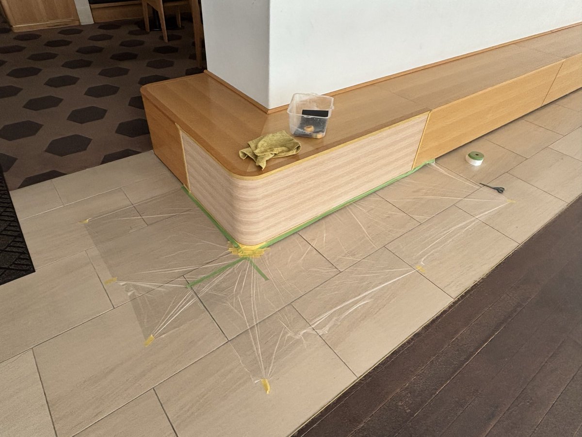 smart_co_'s tweet photo. 喫茶ルーム待合腰掛け
単板貼り替えカラークリヤー塗装
色が全部違うのでどこにあわせたら良いか。
木は自然物だから仕方ない。 https://t.co/Ck2LmsRGKk