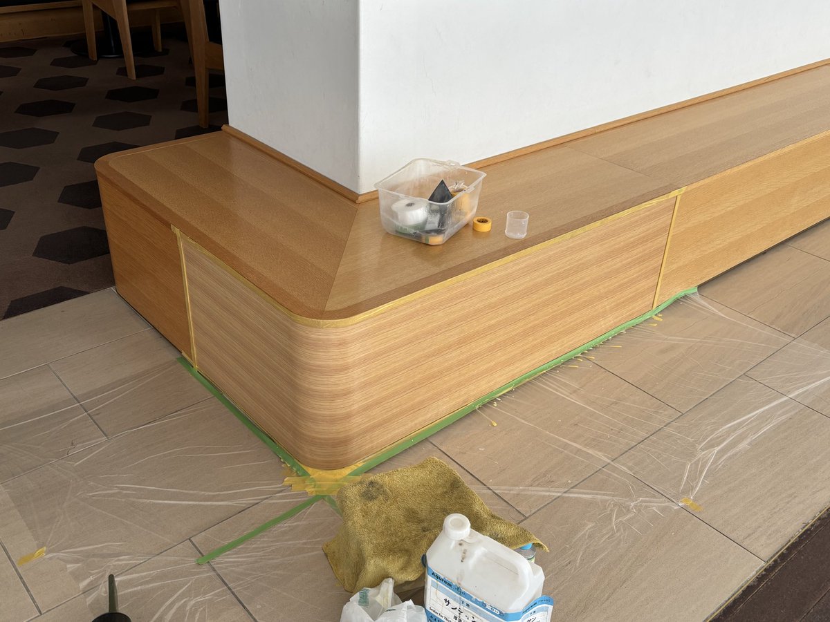 smart_co_'s tweet photo. 喫茶ルーム待合腰掛け
単板貼り替えカラークリヤー塗装
色が全部違うのでどこにあわせたら良いか。
木は自然物だから仕方ない。 https://t.co/Ck2LmsRGKk