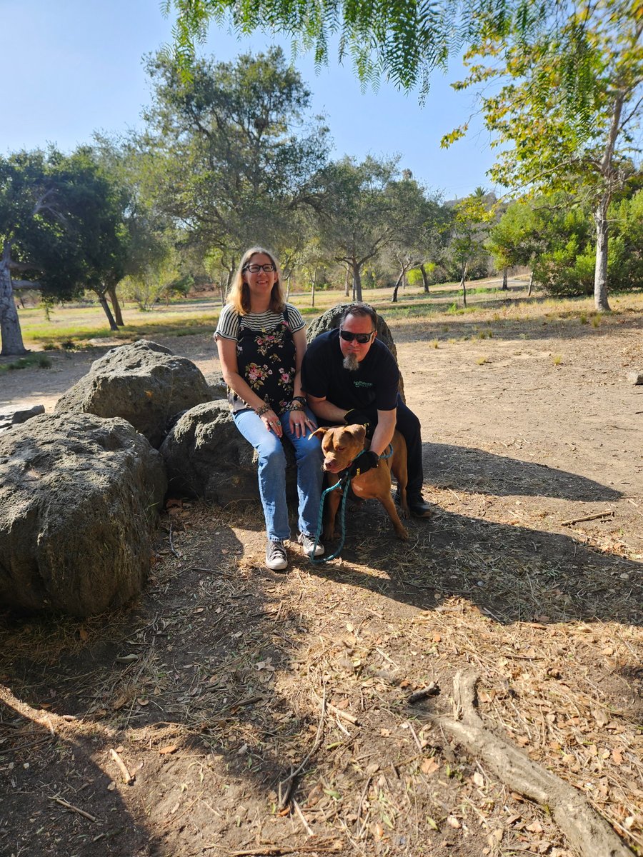 PattinsonFan86's tweet photo. Canyon park walk with cali https://t.co/uqOyySc5Um