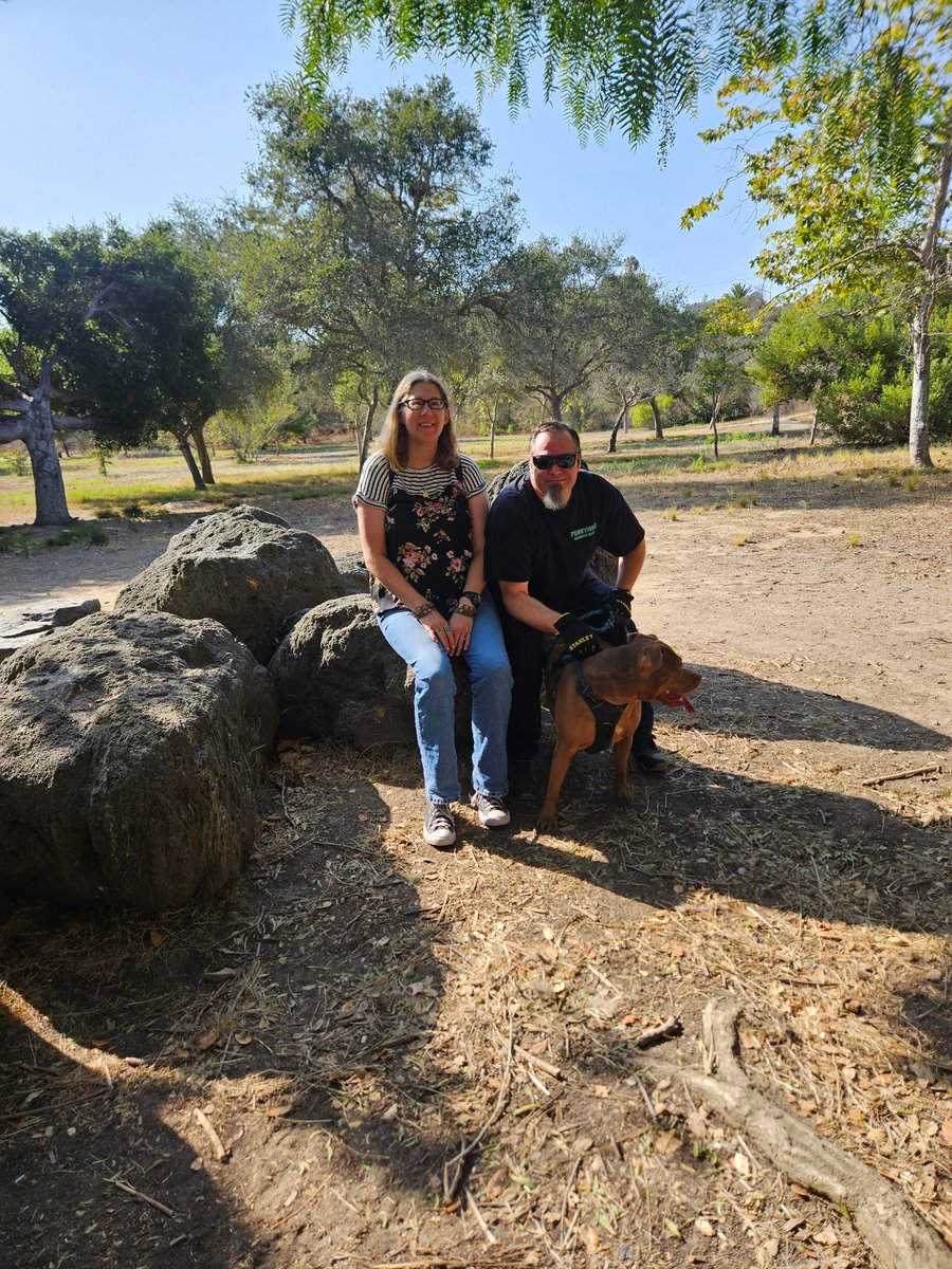 PattinsonFan86's tweet photo. Canyon park walk with cali https://t.co/uqOyySc5Um