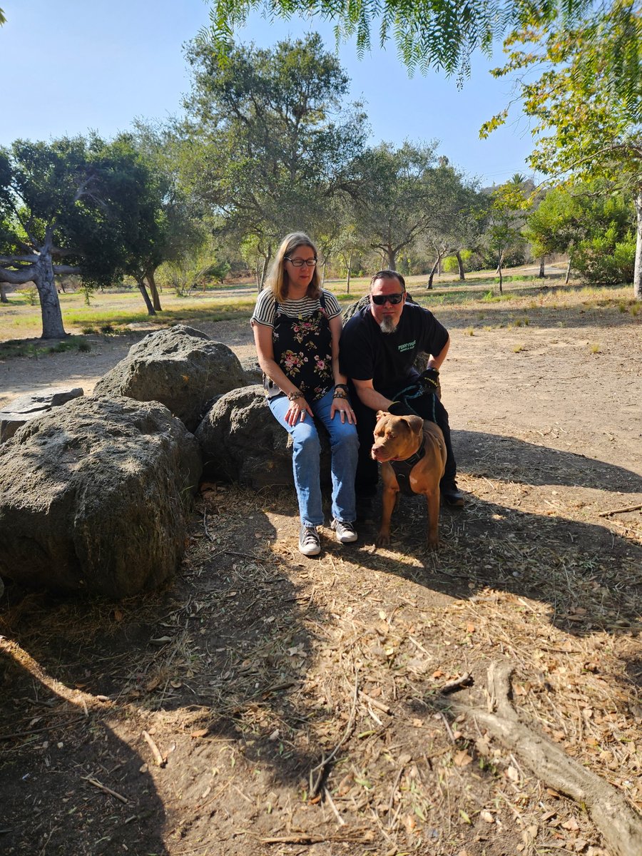 PattinsonFan86's tweet photo. Canyon park walk with cali https://t.co/uqOyySc5Um