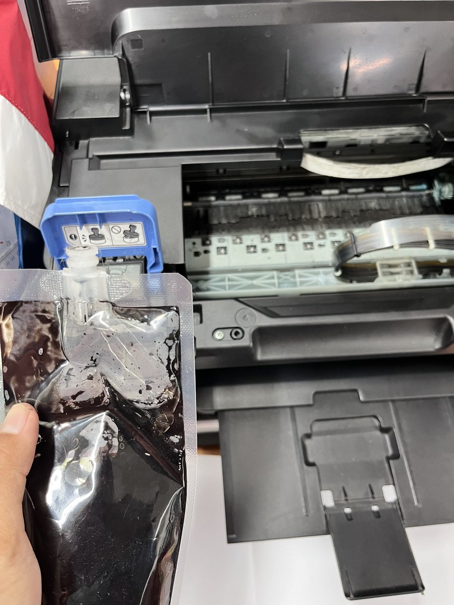 numerounoits1's tweet photo. Nyambi dulu jadi teknisi printer niyyy https://t.co/n59z7eqEql