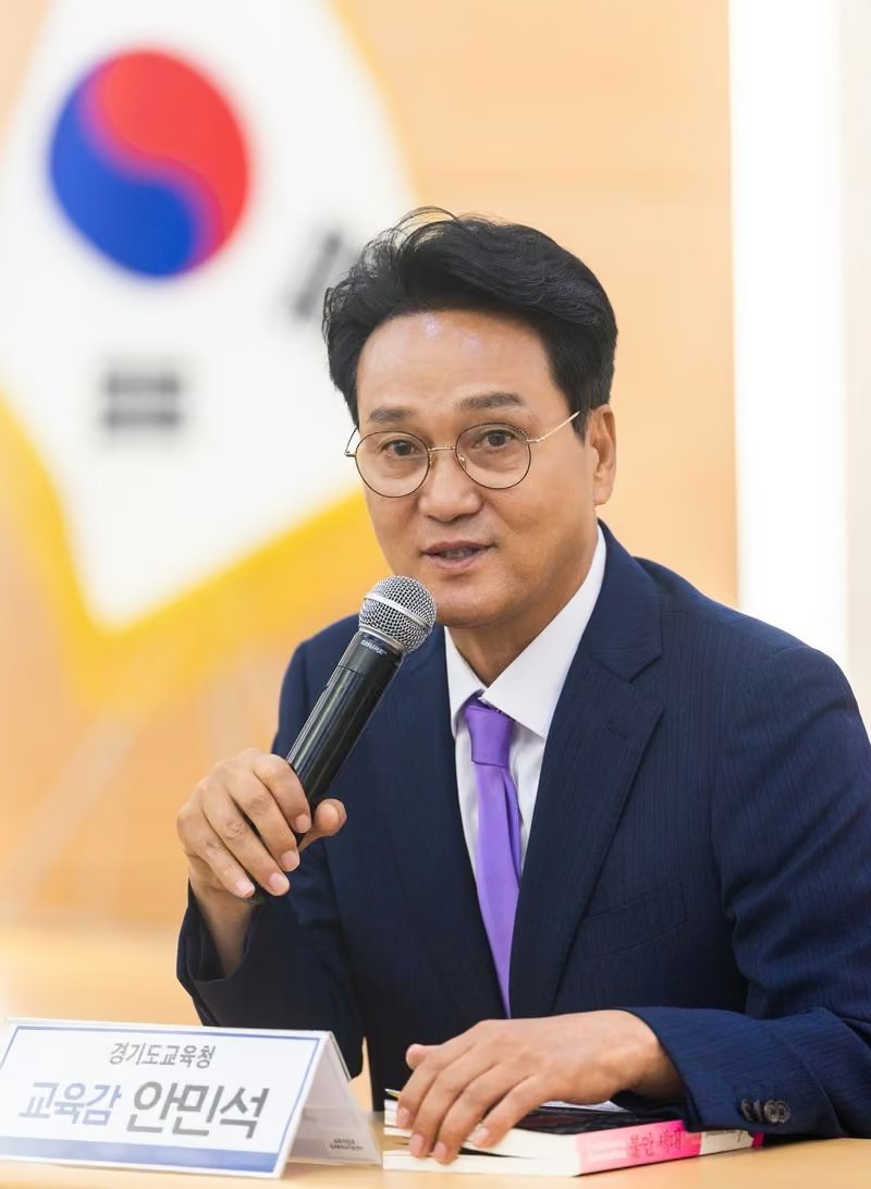 infodrakor_id's tweet photo. Kepala Dinas Pendidikan Gyeonggi, Ahn Min Seok, mengusulkan pembentukan Biro Perlindungan Aktivitas Pendidikan yang konsepnya sekilas mirip dengan BPHP di drama Teach You a Lesson. 

Kepala Dinas Pendidikan Gyeonggi, Ahn Min Seok, menanggapi ramainya konsep biro perlindungan guru di drama Teach You a Lesson. Menurutnya, drama tersebut memang berhasil membuka kesadaran publik soal pentingnya perlindungan guru, tetapi penyelesaian masalah dengan kekerasan bukanlah jawabannya.

Karena itu, dia mengusulkan pembentukan Biro Perlindungan Aktivitas Pendidikanyang berfungsi sebagai sistem perlindungan bagi guru, siswa, dan orang tua. Biro ini nantinya akan menangani bantuan hukum, pendampingan. 

https://t.co/mZEI0ACx2R