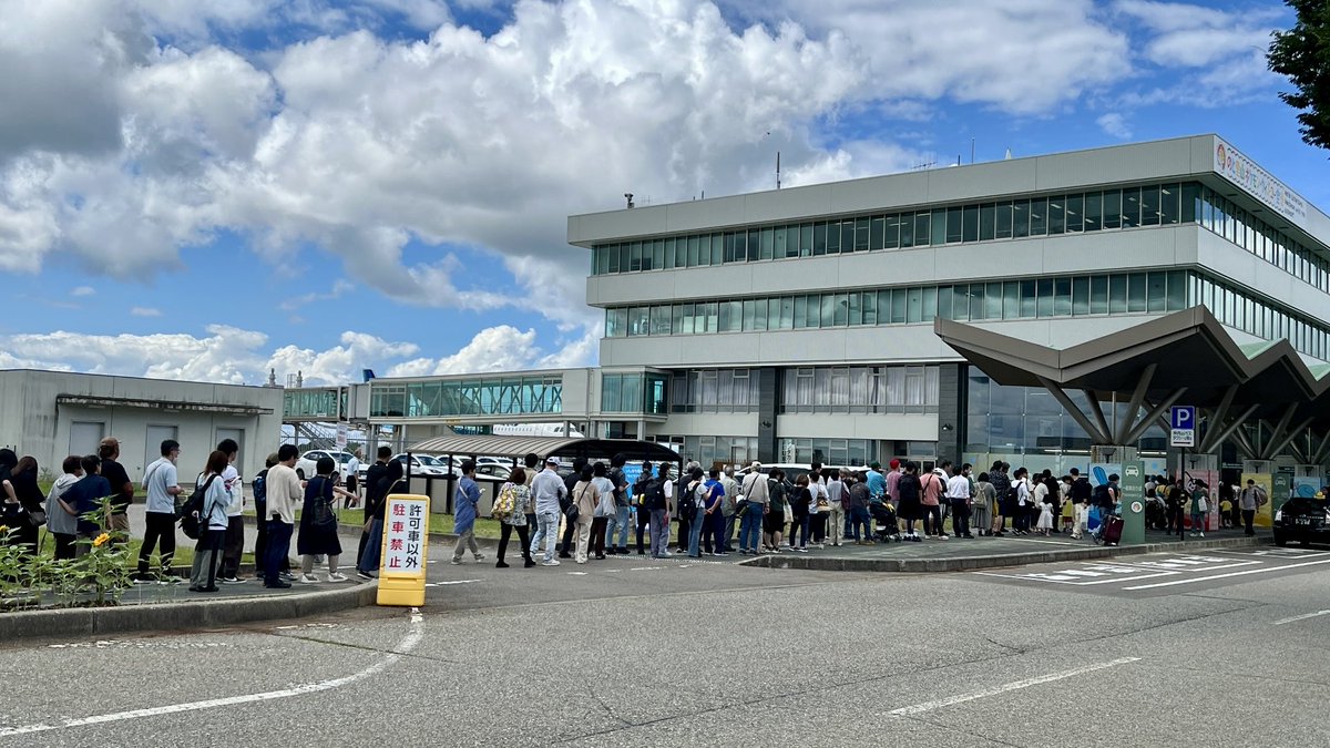 edgeofjapan's tweet photo. のと里山ポケモン・ウィズ・ユー空港に来た一般来場者は入場制限中で建物の外に長い列
中の売店は160分待ち😅 https://t.co/p241prFEYo