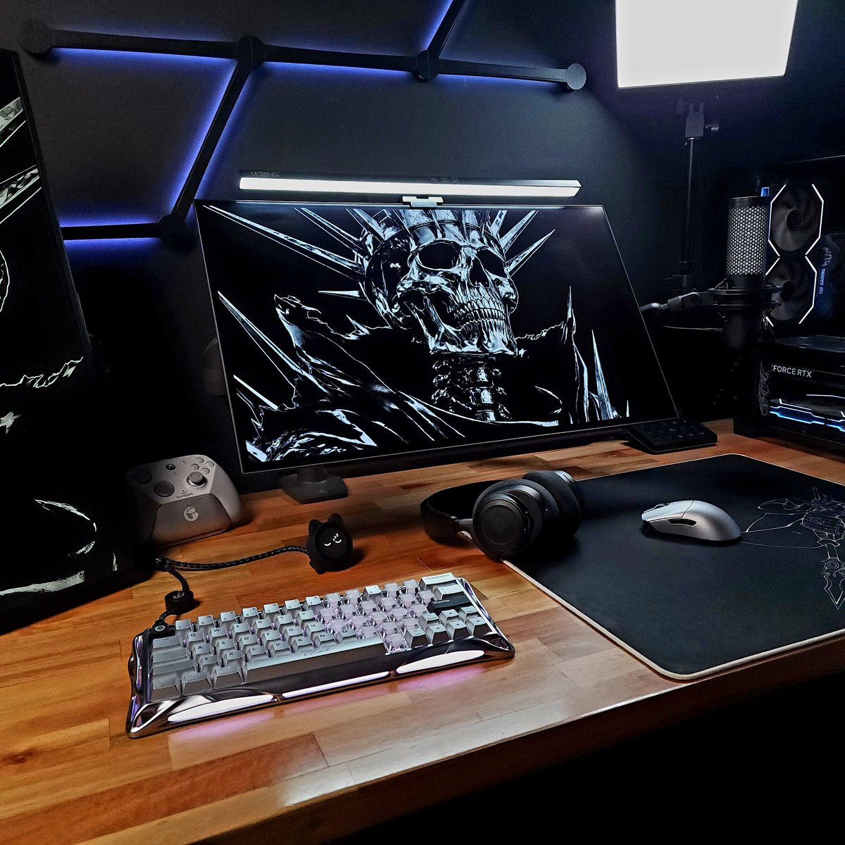oNabor's tweet photo. silver #desksetup https://t.co/eHJixnMmld