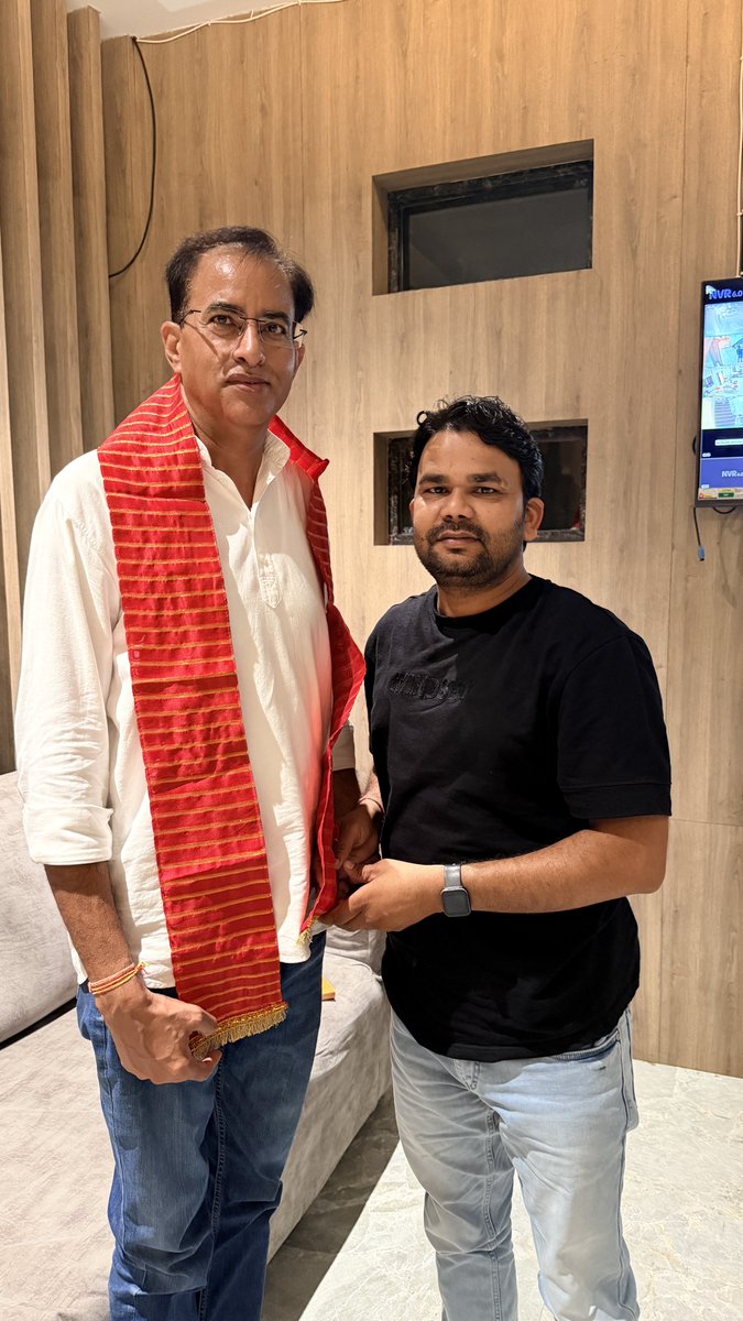 drdev_nagar's tweet photo. #Jhalawar 
वरिष्ठ पत्रकार श्री @arvindchotia जी से झालावाड़ प्रवास के दौरान आत्मीय चाय पर चर्चा का सौभाग्य प्राप्त हुआ।

इस आत्मीय मुलाकात में उनके अनुभवों और विचारों से सीखने का अवसर मिला। पत्रकारिता, सामाजिक सरोकारों, समसामयिक विषयों एवं जनहित से जुड़े विभिन्न मुद्दों पर विस्तृत और सार्थक चर्चा हुई। उनका मार्गदर्शन सदैव नई ऊर्जा, सकारात्मक सोच और बेहतर कार्य करने की प्रेरणा देता है।
आदरणीय अरविंद जी का स्नेह, अनुभव और मार्गदर्शन मेरे लिए सदैव प्रेरणास्रोत रहेगा।