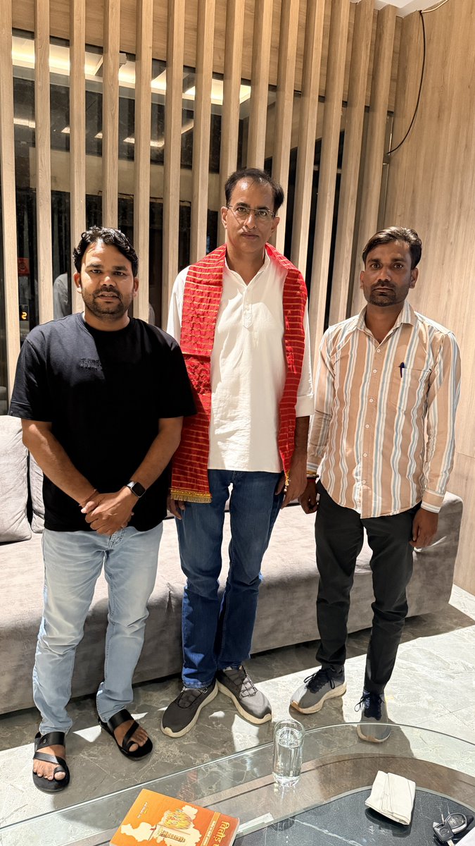 drdev_nagar's tweet photo. #Jhalawar 
वरिष्ठ पत्रकार श्री @arvindchotia जी से झालावाड़ प्रवास के दौरान आत्मीय चाय पर चर्चा का सौभाग्य प्राप्त हुआ।

इस आत्मीय मुलाकात में उनके अनुभवों और विचारों से सीखने का अवसर मिला। पत्रकारिता, सामाजिक सरोकारों, समसामयिक विषयों एवं जनहित से जुड़े विभिन्न मुद्दों पर विस्तृत और सार्थक चर्चा हुई। उनका मार्गदर्शन सदैव नई ऊर्जा, सकारात्मक सोच और बेहतर कार्य करने की प्रेरणा देता है।
आदरणीय अरविंद जी का स्नेह, अनुभव और मार्गदर्शन मेरे लिए सदैव प्रेरणास्रोत रहेगा।