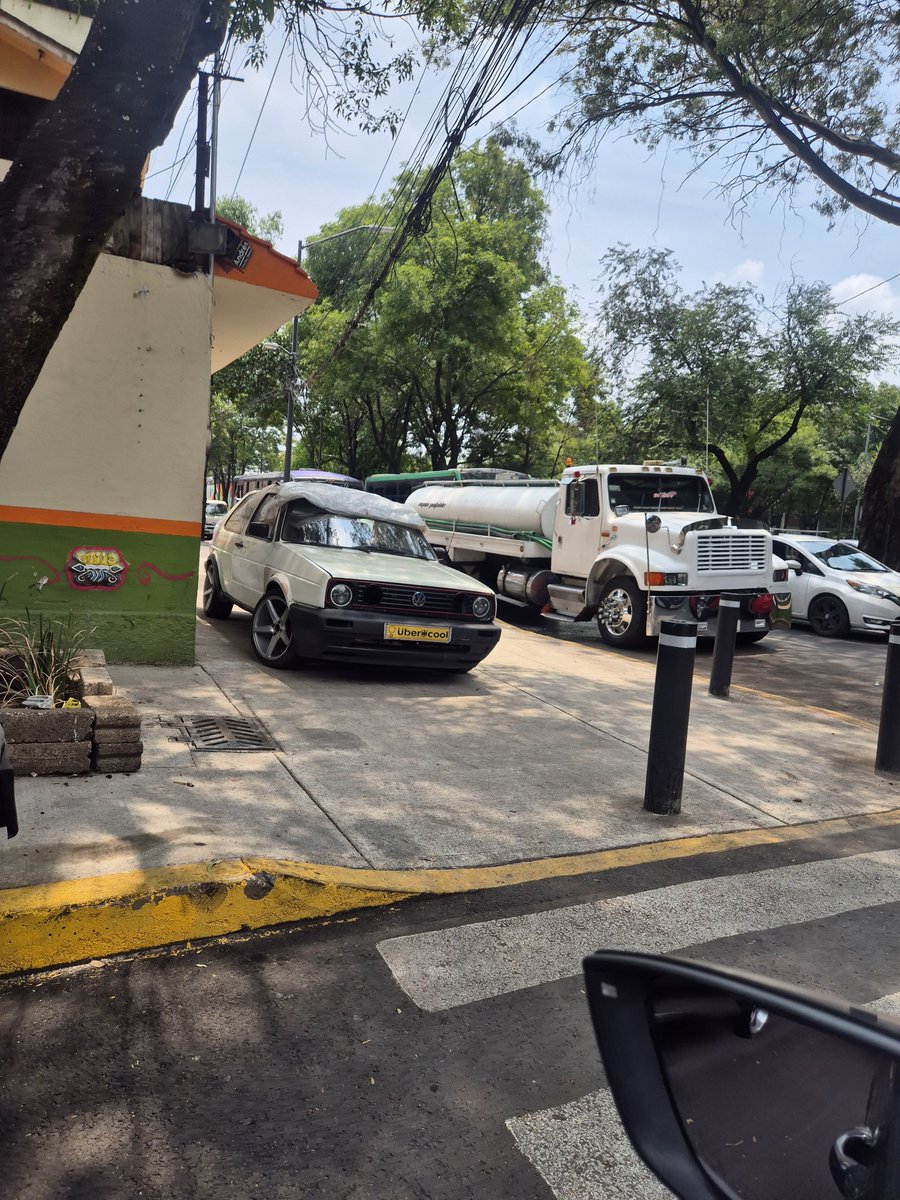 ciudadanepro's tweet photo. @TlalpanVecinos @TlalpanAl @transito_CDMX @UCS_GCDMX 
Autos estorbando la vialidad y el paso peatonal, tengo MESES denunciando! Y no han hecho nada.
Calle san Juan de Dios esquina viaducto TLALPAN https://t.co/kig419Gyd0