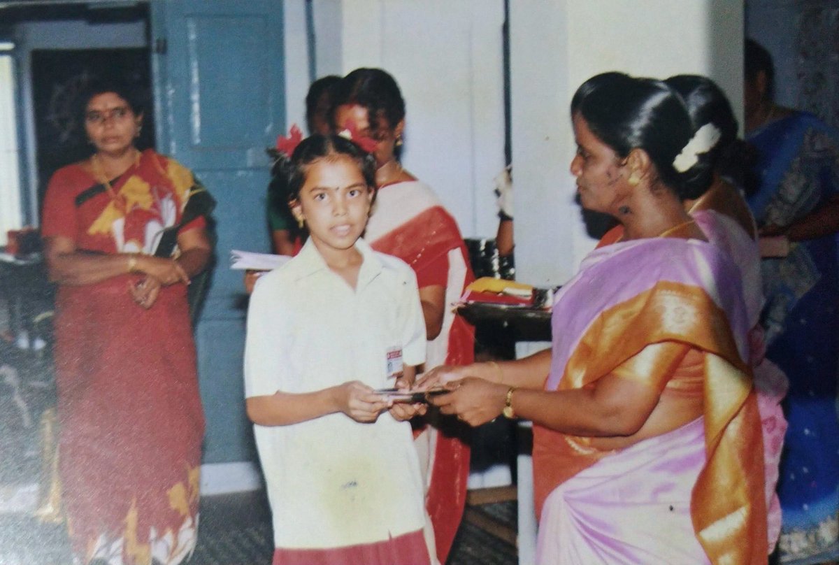 Keerthana4VNR's tweet photo. இன்று சிலர், "அரசு பள்ளி மாணவியை கேலி செய்தார்" என்று ஒரு பொய்யான கதையை பரப்புகிறார்கள்.

உண்மை என்ன தெரியுமா?
நானே ஒரு அரசு பள்ளி மாணவி. நானே தமிழ் வழிக் கல்வியில் படித்தவள்.

இன்று என் ஆங்கிலத்தை வைத்து என்னை கேலி செய்கிறவர்கள், உண்மையில் என்னை மட்டும் அல்ல... என்னைப் போன்ற அரசு பள்ளி மாணவர்களையும், தமிழ் வழியில் படிக்கும் லட்சக்கணக்கான குழந்தைகளையும் கேலி செய்கிறார்கள்.

நான் பள்ளியில் கணிதம், அறிவியல், சமூக அறிவியல் அனைத்தையும் தமிழில்தான் படித்தேன். எனக்கு இரண்டாம் மொழியாக பிரெஞ்ச் படிக்கும் வாய்ப்போ, உயர்தர தனியார் பள்ளியில் படிக்கும் வசதியோ இல்லை.

கார்ப்பரேட் உலகிற்குள் சென்றபோது ஆங்கிலத்தில் தடுமாறினேன். தவறுகள் செய்தேன். கற்றுக்கொண்டேன். இன்னும் கற்றுக்கொண்டே இருக்கிறேன். அதில் எனக்கு எந்த வெட்கமும் இல்லை.

இன்று என்னை ஆங்கிலத்திற்காக இணையத்தில் கூட்டமாக கேலி செய்கிறவர்கள், நாளை அதேபோல் ஆங்கிலத்தில் தடுமாறும் ஒரு அரசு பள்ளி மாணவனையும், ஒரு தமிழ் வழி மாணவியையும் இதேபோல அவமானப்படுத்த மாட்டார்கள் என்று யார் உறுதி தர முடியும்?

ஒரு அரசு பள்ளி மாணவன் உலக மேடையில் நிற்க வேண்டும். ஒரு தமிழ் வழி மாணவி எந்த மேடையிலும் தலையை நிமிர்ந்து பேச வேண்டும். அதற்கான சூழலை உருவாக்குவதே என் நோக்கம்.

என்னை விமர்சியுங்கள். என் பணியை கேள்வி கேளுங்கள். ஆனால் ஒரு தலைமுறையின் தன்னம்பிக்கையை கேலி செய்யாதீர்கள்.

மேலும், பரப்பப்படும் அந்த வீடியோவை நான் எடுக்கவில்லை. அது ஊடகங்கள் எடுத்த காட்சி. நான் யாரையும் படம் எடுக்கச் சொல்லவில்லை. ஊடகங்கள் செய்தி சேகரிப்பது அவர்களின் பணி. உண்மையை அறிய விரும்பினால் அவர்களிடமே கேளுங்கள்.

இன்னொரு கேள்வி...
இன்று என்னை கேலி செய்கிற அரசியல்வாதிகள் மற்றும் அவர்களை ஆதரிப்பவர்கள் அவர்களின் சொந்த குழந்தைகள் எத்தனை பேர் அரசு பள்ளிகளில், தமிழ் வழியில் படிக்கிறார்கள்?

அரசு பள்ளியை நம்பாதவர்கள், அரசு பள்ளியில் படித்த ஒரு பெண்ணை கேலி செய்வது எளிது.
ஆனால் அந்த அரசு பள்ளியில் படித்த பெண் இன்று இந்த இடத்தில் நிற்பதே என் பதில்.