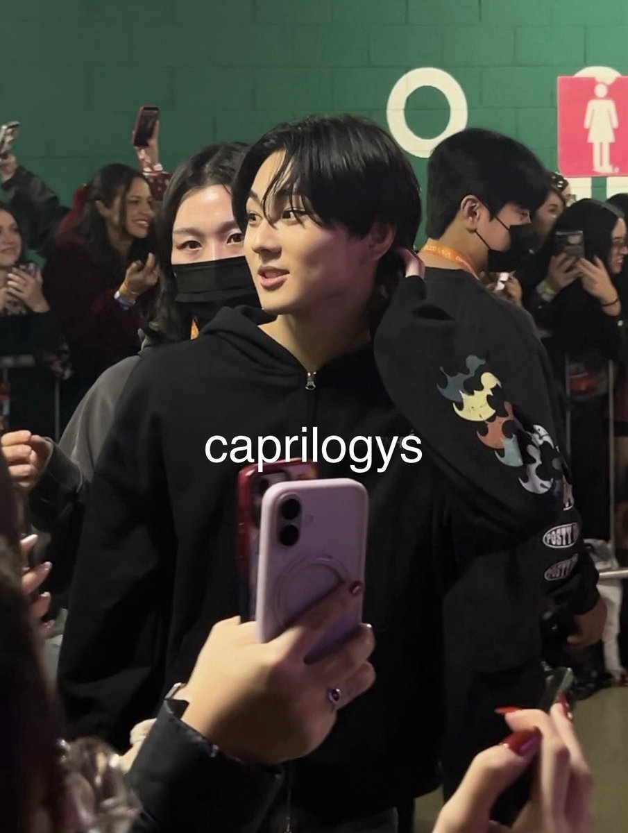 caprilogys's tweet photo. o jungwon brilha TANTO pessoalmente. ainda não acredito que vi ele assim https://t.co/i6LSOTrPhE