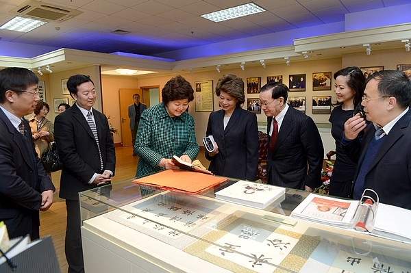 Von_Weeden's tweet photo. @krassenstein Elaine Chao is currently in China picking out furniture for her new home in Beijing. https://t.co/rH95ottQQW