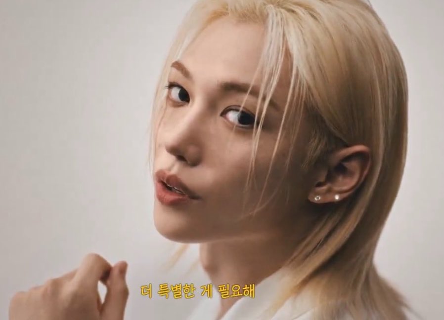 rapgodchangbinn's tweet photo. como vas a servir este rostro para una publicidad de pollo frito me podes explicar 😭😭 https://t.co/YR1mWahRJr