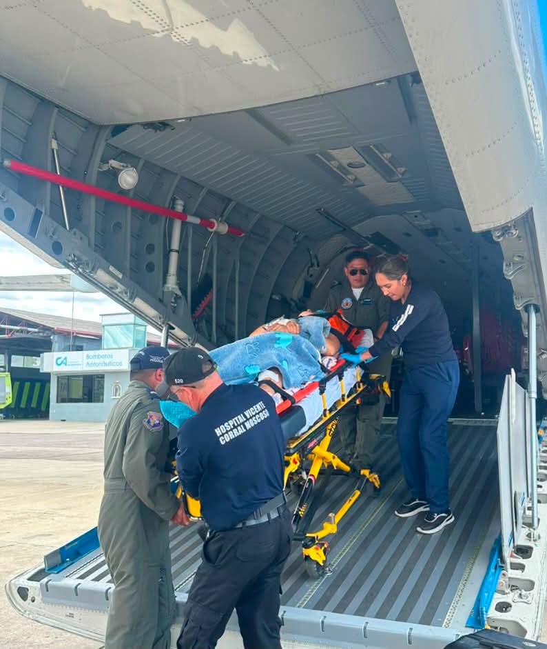 FuerzaAereaEc's tweet photo. ▪️🇪🇨Aeronave de la FAE traslada de urgencia a un paciente crítico desde la Región Insular 

▪️𝗙𝘂𝗲𝗿𝘇𝗮 𝗔𝗲́𝗿𝗲𝗮: En una operación conjunta con el Ministerio de @Salud_Ec, las @FFAAECUADOR realizaron el Transporte Sanitario Aéreo de un paciente diagnosticado con trauma craneoencefálico moderado. La misión humanitaria se ejecutó en el avión Casa C-295M, logrando evacuar de manera oportuna al afectado desde la Región Insular de #Galápagos hacia una casa de salud especializada en la ciudad de #Cuenca.

▪️Ratificamos el compromiso institucional y la capacidad operativa para salvaguardar la vida ciudadana en situaciones de extrema urgencia.