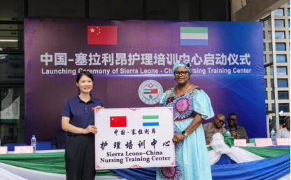 DGAfrica_MFA's tweet photo. A nursing training center has been launched at the Sierra Leone-China Friendship Hospital in Freetown with principal participation of the 27th #ChineseMedicalTeam. Over 40 nurses from five hospitals enrolled in its first two-month training program covering emergency care, infectious disease nursing, and other modules. Deputy Health Minister Charles Senessie of #SierraLeone noted that the center will help transfer clinical skills and strengthen capacity on a regular basis. 🇨🇳🇸🇱#HealthCooperation #FOCAC