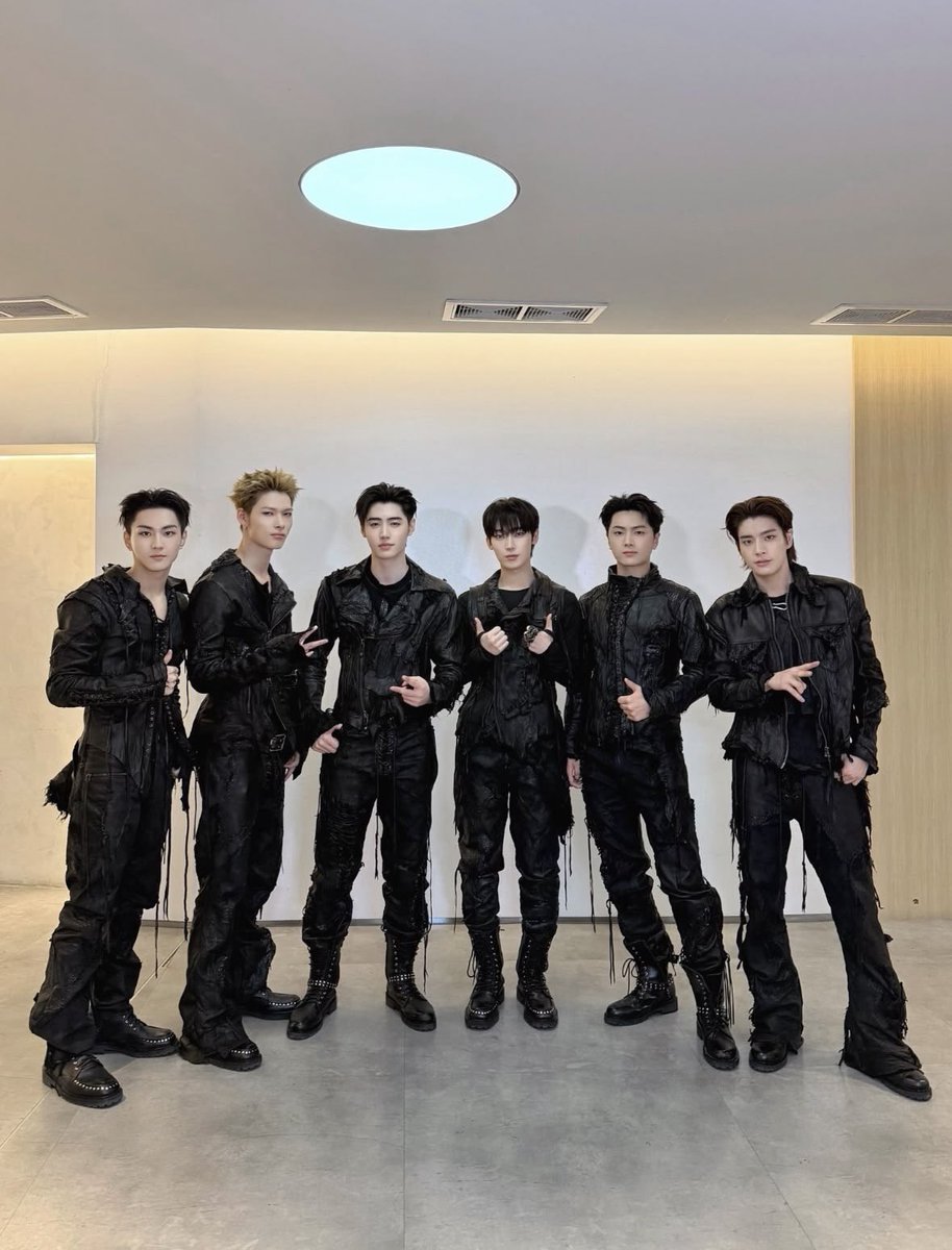 enhaonly01's tweet photo. 👤Looking back, how would each of you describe this time, and what do you expect from the group's future, in a few words?

🐈The past was "ENHYPEN" and the future will also be "ENHYPEN". 🔥

🐈‍⬛Regarding the last few years, I would describe them as "growth." For the future: "going high."

🐕 Good memories so far. In the future, even better memories.

🐧So far, so good. For the future:  "Vamos!" (let’s go!)

🦊I am very proud of what we have already accomplished. For the future: "perfection".

🐥 It has been a "growth phase" so far. And the future will be one of "even more growth".

—- 070726 Omelete Brazil