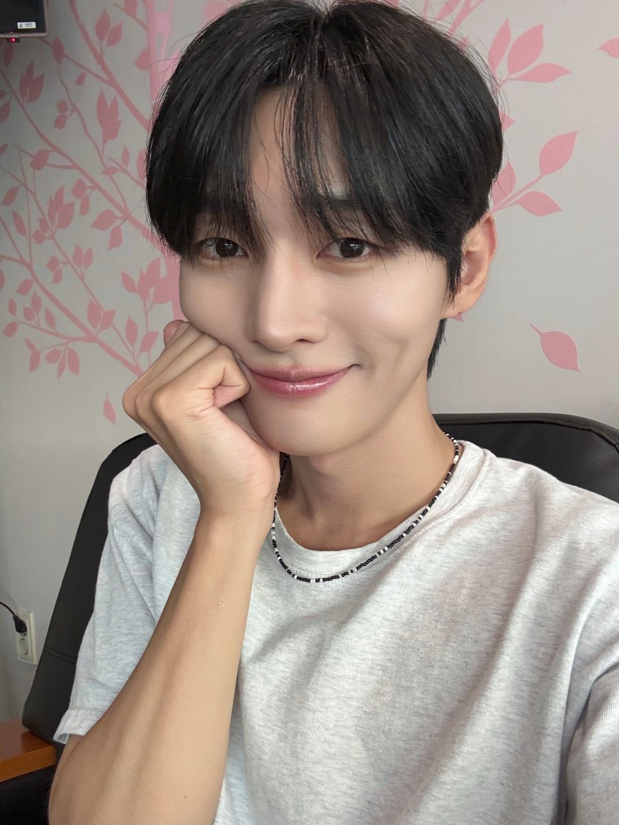 Official_YJS_'s tweet photo. [#오늘의윤잘생]

밥알들 최고의 명의🩺
확실한 ​월요일병 치료💊✨️

​#윤지성 #YOONJISUNG
#SBS파워FM #박소현의러브게임 https://t.co/zel7KSAYpB