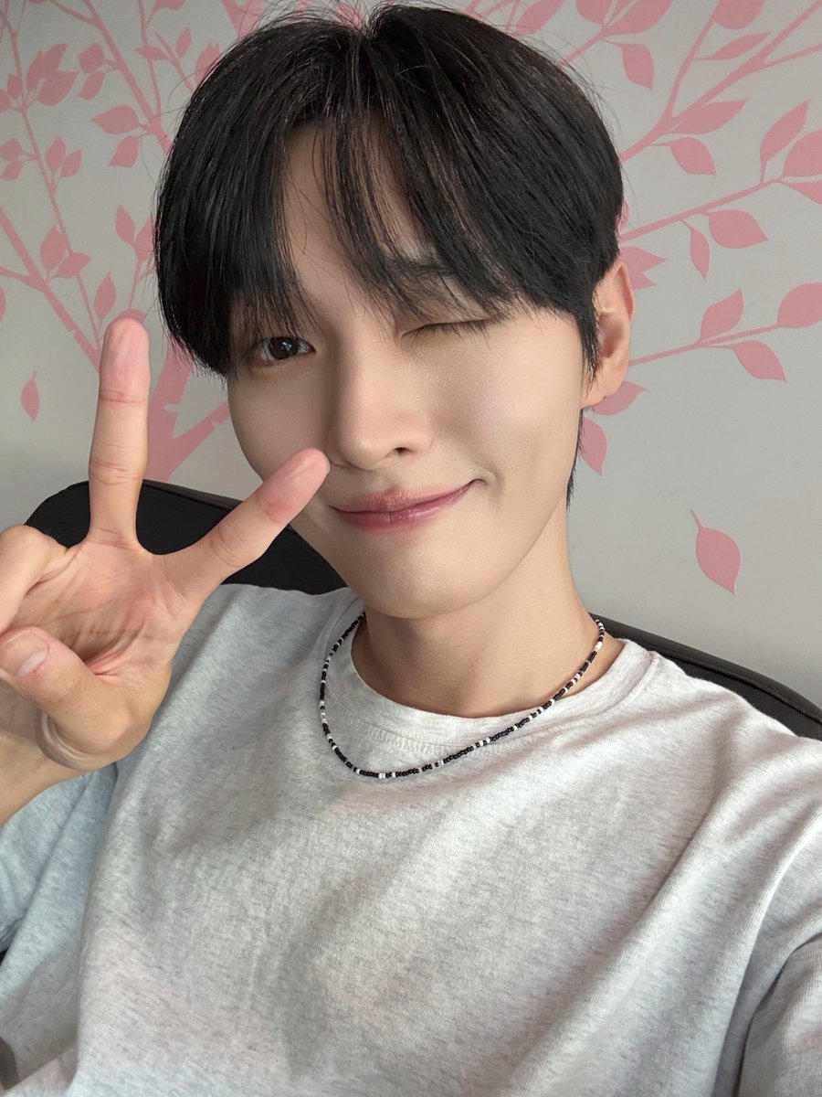 Official_YJS_'s tweet photo. [#오늘의윤잘생]

밥알들 최고의 명의🩺
확실한 ​월요일병 치료💊✨️

​#윤지성 #YOONJISUNG
#SBS파워FM #박소현의러브게임 https://t.co/zel7KSAYpB