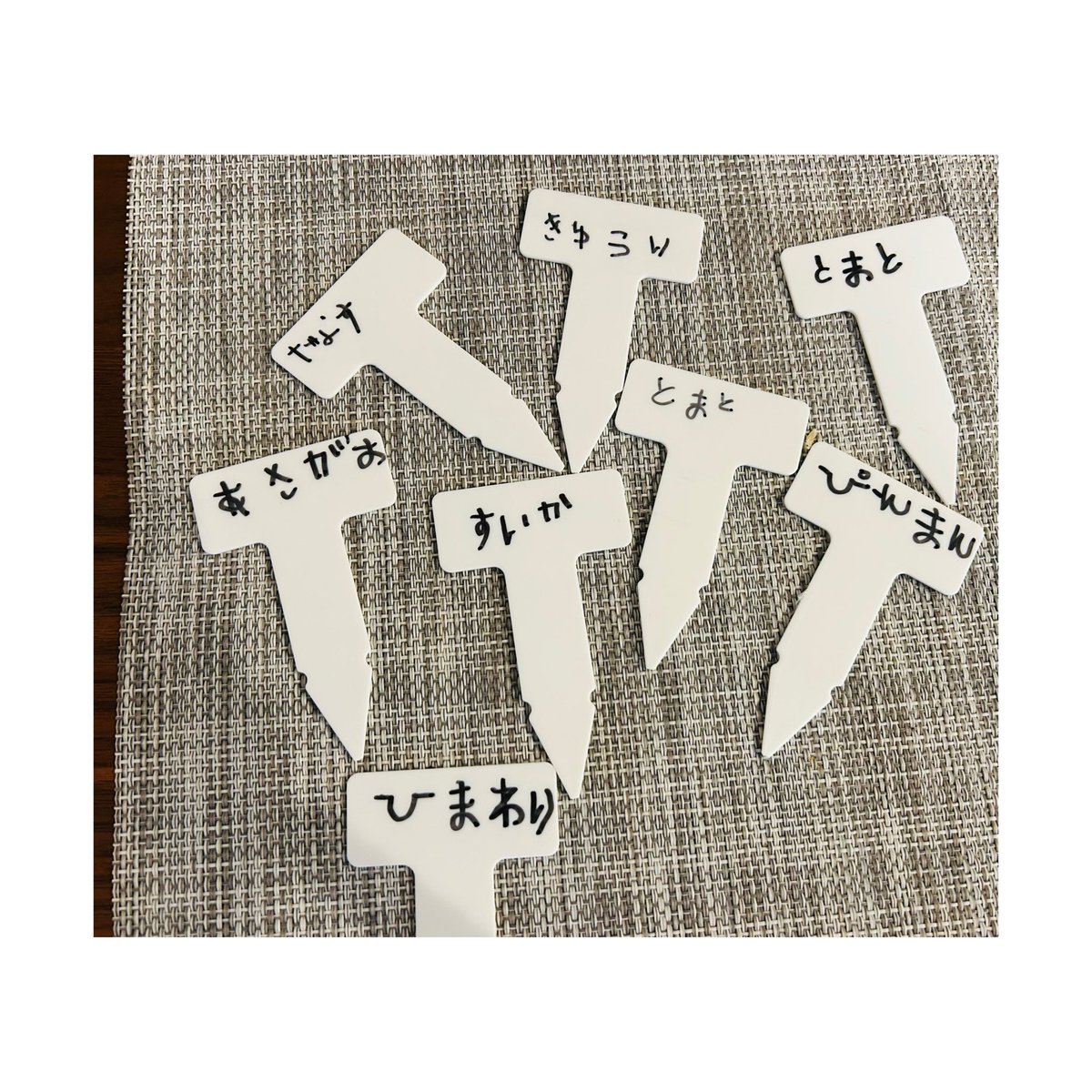 ma__anan's tweet photo. 今日は七夕ですね。

娘は短冊にすぐさま「もっとかわいくなれますように」とかいてました笑🤣😍
そして「やさいがおおきくなりますように」も。少し前にプレートに娘が野菜や花の名前を書きました。

ところどころ惜しい！笑

皆さんの願いが叶いますように。
#たなばた
#七夕🎋
#ぴんまん https://t.co/NdJzkqeHml