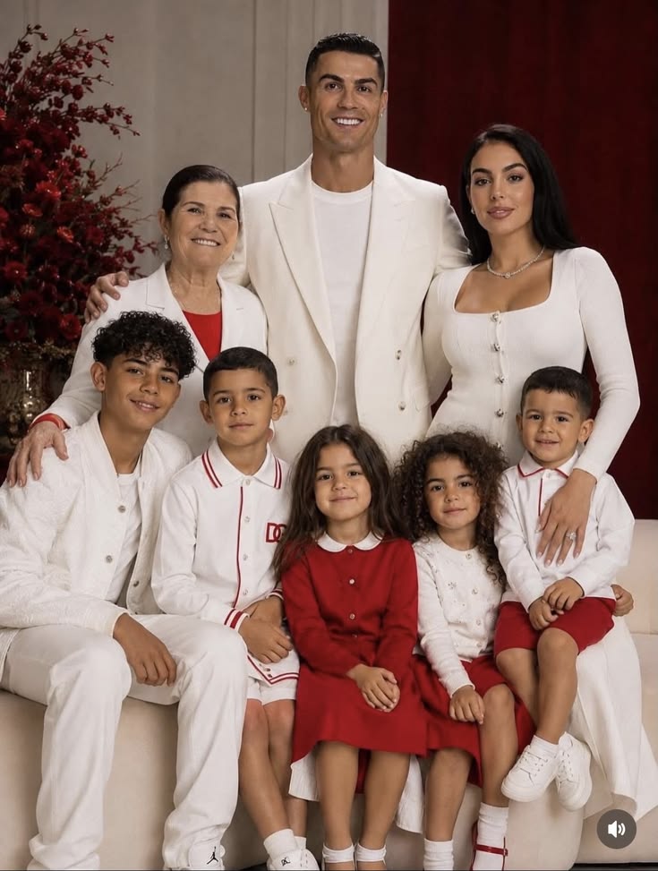 DullahTheking2's tweet photo. Generations of love....🔥

Cristiano Ronaldo...his longtime partner Georgina Rodríguez...his mother Maria Dolores dos Santos Aveiro...and his 5-children👇🏽

~Cristiano Jr.
~Twins Mateo and Eva.
~Alana Martina.
~and little Bella Esmeralda.

📷 2024 https://t.co/jdc5Hz8c8T