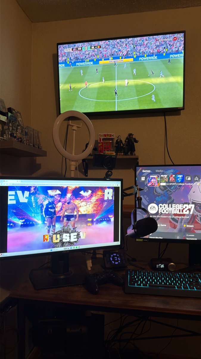 WyattzWorId's tweet photo. Triple screen baby https://t.co/gdRZYUVPvV