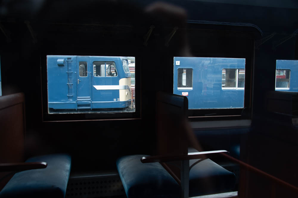 tec_300x's tweet photo. ガラガラの夜行鈍行。
目が覚めるとどこかの駅に停車していた。
しばらくして横をEF58が牽引する急行天の川が駆け抜けていった。 https://t.co/bxPwCpEhfw