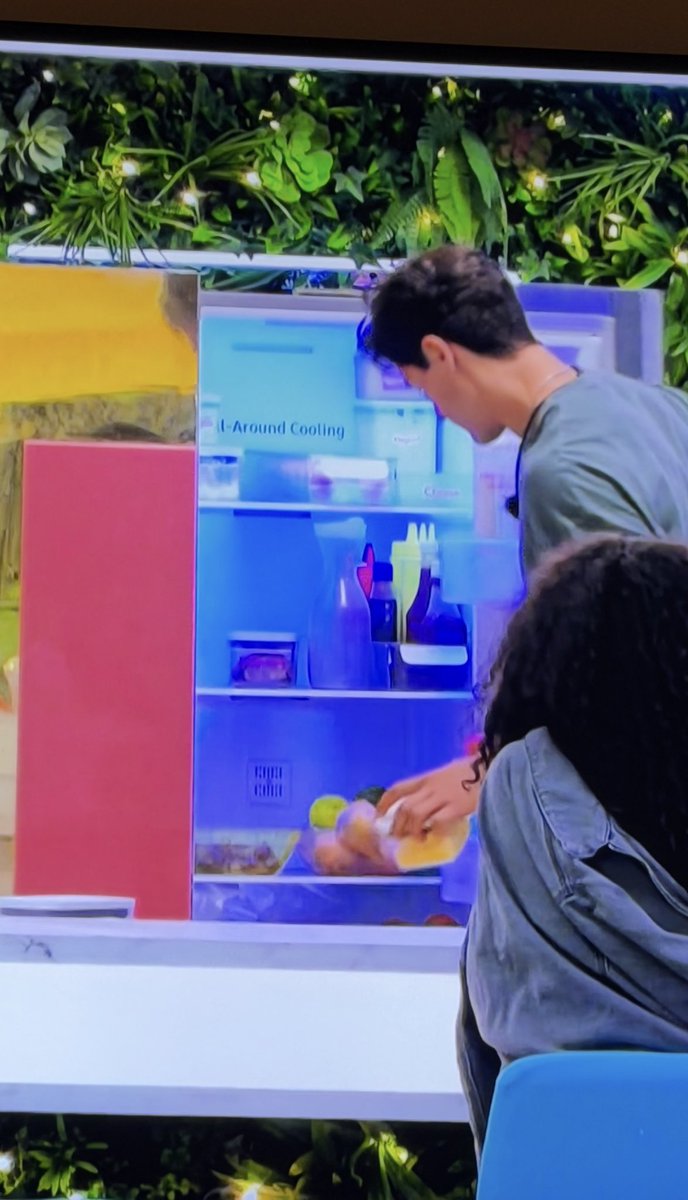 ScotLouie's tweet photo. they starving tf down in that villa 
#loveislandusa https://t.co/4mFpEbo9JA