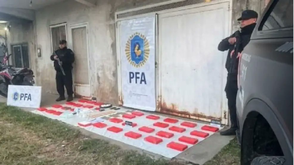 PerfilCtes's tweet photo. 🔴 DETUVIERON A UNA MUJER POLICÍA CON UN CARGAMENTO DE COCAÍNA MARCADO CON EL SELLO DEL TIBURÓN

- La Policía Federal desarticuló una banda narco tras siete allanamientos simultáneos. Entre los detenidos hay una mujer policía.

- M��s información en: https://t.co/lnxu36LOam https://t.co/t6EcoG7eag