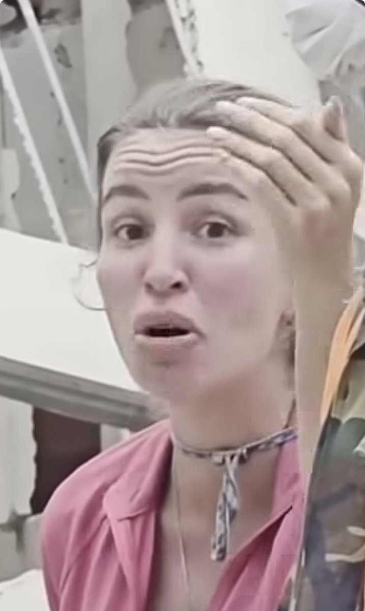 freeUR_vzla's tweet photo. Ayuden a identificar a esta mujer. Se dice la jefa del comando de rescate y tomó el edf Tahití en caraballeda sacando a propietarios y prensa con funcionarios del Dgcim . https://t.co/oCxqzAEdRb