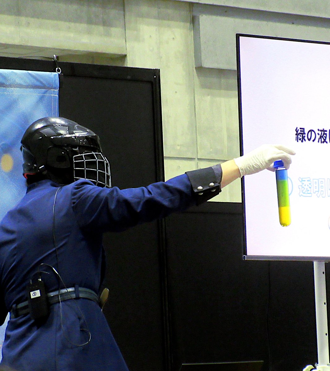 rin_bluewing's tweet photo. レイユール先生による塩析分離
モニターを背景にすることで、分かれた色がはっきり見える

#薬理凶室
#サイエンスパフォーマンスフェス https://t.co/wjw8PXpFAY