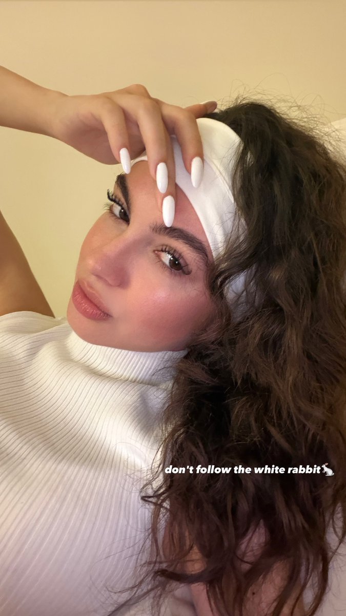 Vickyvnl's tweet photo. White suits you well, beautiful, lovely, pretty princess... One of the most beautiful faces in Türkiye and the world 🙇💖✨
#SuBurcuYazgıCoşkun https://t.co/ShHCWOL3Ph