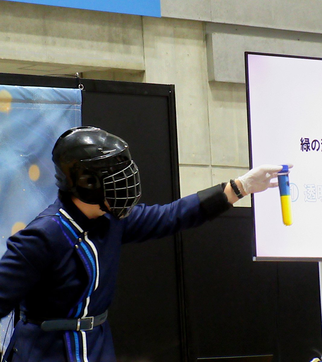 rin_bluewing's tweet photo. レイユール先生による塩析分離
モニターを背景にすることで、分かれた色がはっきり見える

#薬理凶室
#サイエンスパフォーマンスフェス https://t.co/wjw8PXpFAY