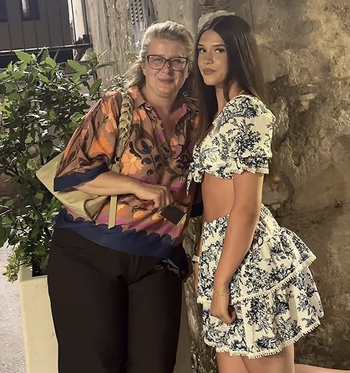 IrlGoonAddictt's tweet photo. Mom and slut daughter #mom #daughter #cum #cumtributeِs #goon https://t.co/99C2ktq8O3