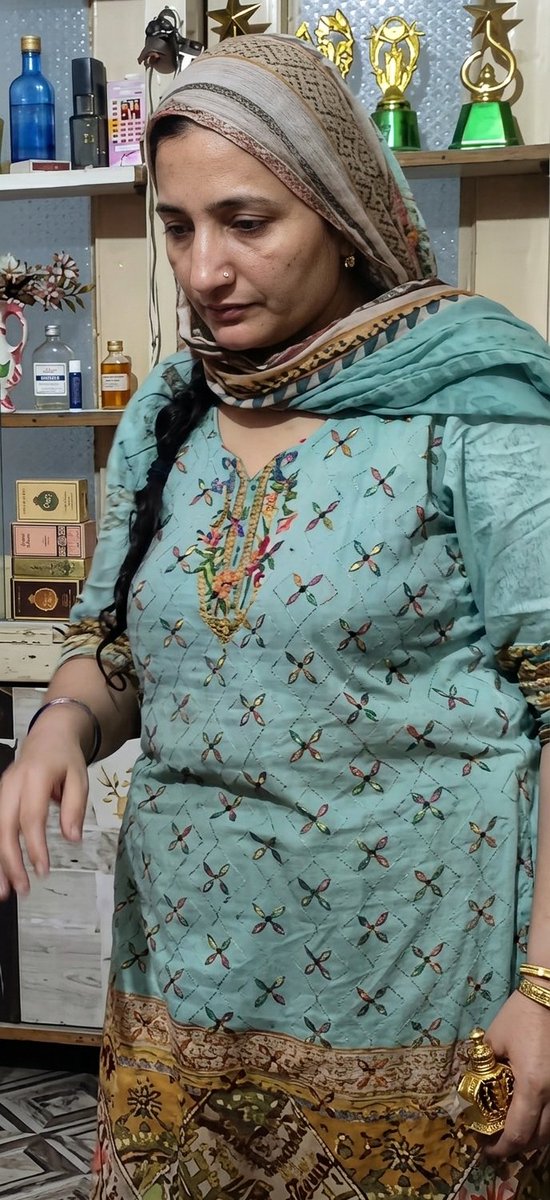 IncestDewana's tweet photo. آج یہ مسئلہ ہر دوسرے تیسرے گھر میں پایا جانے لگا ہے کہ گھر میں موجود باجی اپنے جوان چھوٹے بھائی کے سامنے کھلم کھلا اپنے شباب کر نظارے تو کروا دیتی ہیں جبکہ اپنے چھوٹے بھائی کی جوانی کی آگ کو نہیں بجھاتی ہیں بلکہ چھوٹے بھائی کی جوانی کی آگ مزید اپنے ہوش رُبا نظاروںبڑھا دیتی ہیں https://t.co/uiUNJCOQ8K