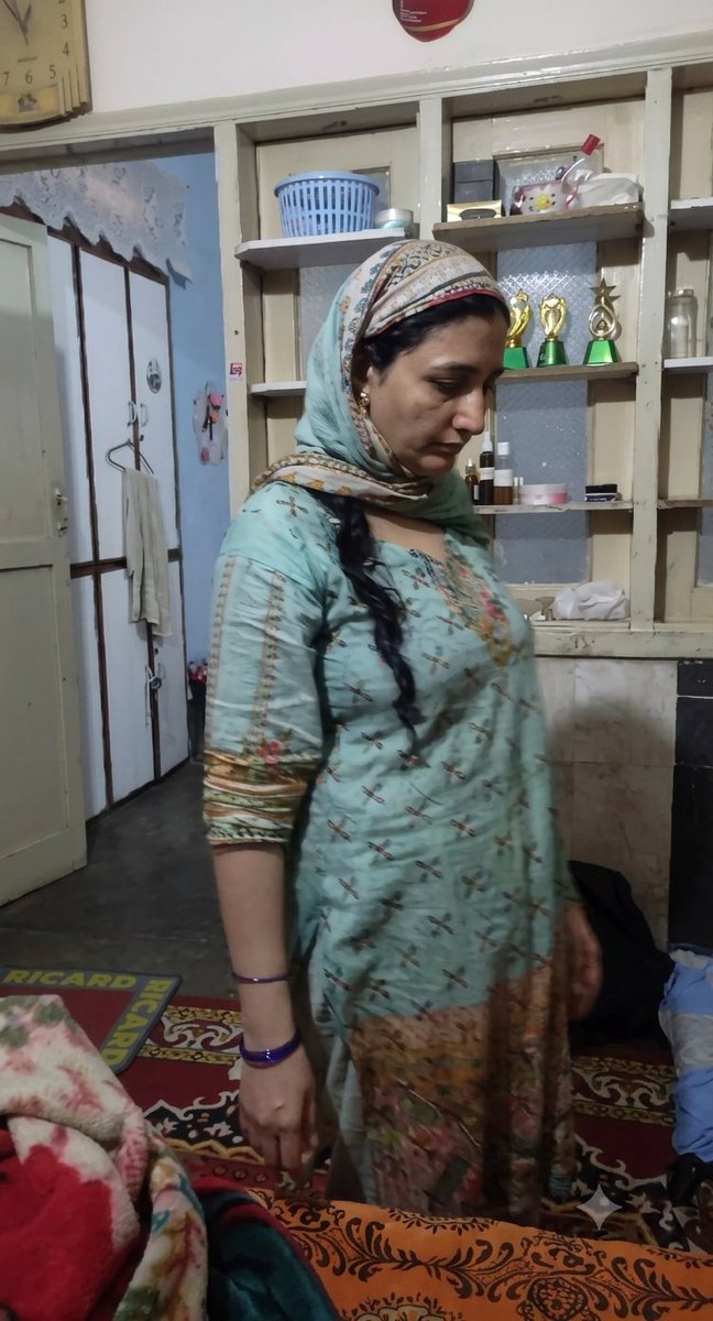 IncestDewana's tweet photo. آج یہ مسئلہ ہر دوسرے تیسرے گھر میں پایا جانے لگا ہے کہ گھر میں موجود باجی اپنے جوان چھوٹے بھائی کے سامنے کھلم کھلا اپنے شباب کر نظارے تو کروا دیتی ہیں جبکہ اپنے چھوٹے بھائی کی جوانی کی آگ کو نہیں بجھاتی ہیں بلکہ چھوٹے بھائی کی جوانی کی آگ مزید اپنے ہوش رُبا نظاروںبڑھا دیتی ہیں https://t.co/uiUNJCOQ8K