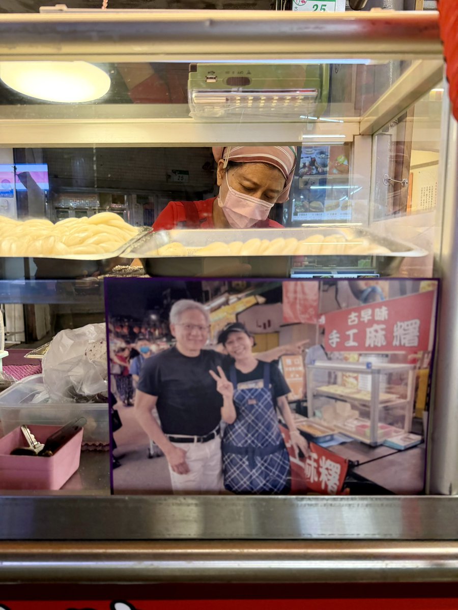 damonchen's tweet photo. 老黄，你现在是美食博主了么？代言了夜市里的好多摊位😅 https://t.co/cSJNjSFP2F