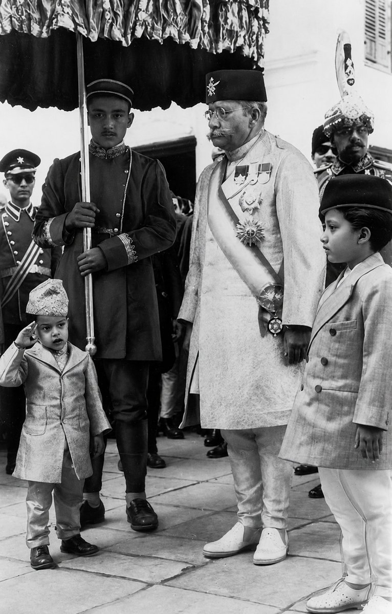 OldphotoofNEPAL's tweet photo. आज असार २३ गते, पूर्व राजा ज्ञानेन्द्र शाहले आज ८०औं जन्मदिन मनाउँदै हुनुहुन्छ । यस पोष्टमा उहाँ जन्मनुभएको खबर प्रकाशित भएको गोरखापत्रको कटिङ, उहाँ २००७ सालमा राजा घोषणा भएको दृश्य र २०५८ मा राजा हुनुभएको दृश्य देख्न सकिन्छ ।
@PMuseumNepal #GettyImages #KingGyanendra https://t.co/RkQiosOnA9